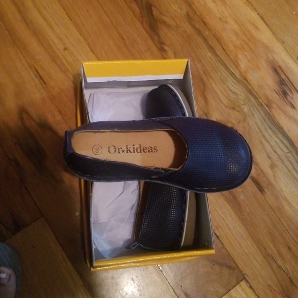 Navy blue shoes. - Picture 3 of 3